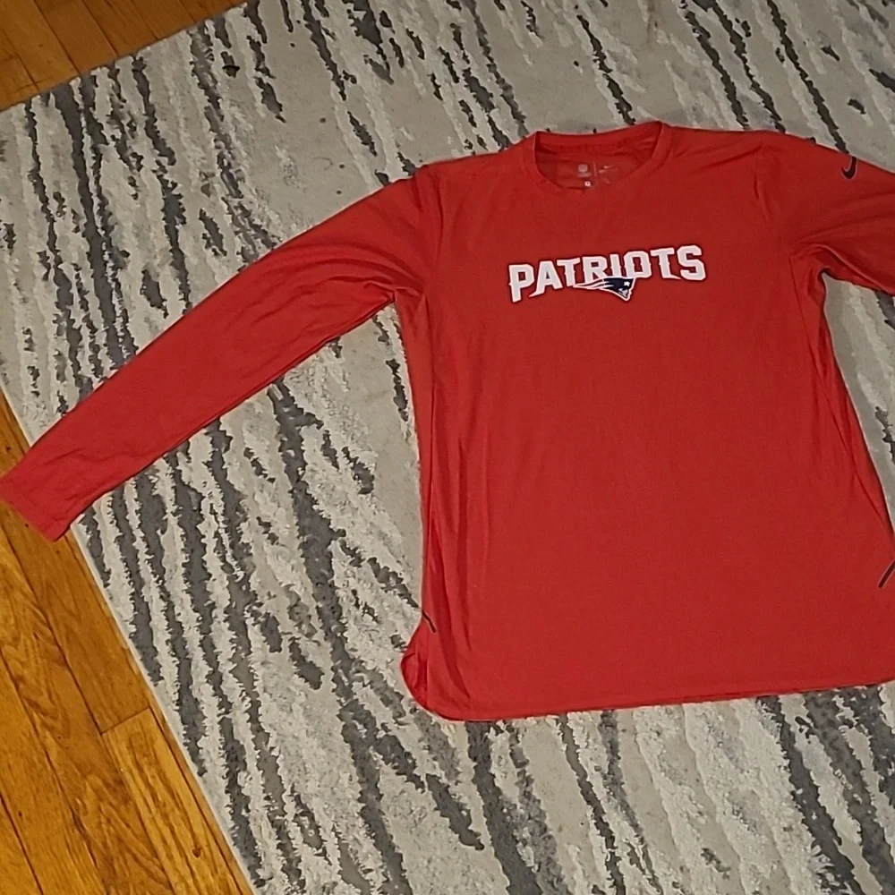 Nike NFL New England Patriots Sideline long sleeve, size med. UNISEX